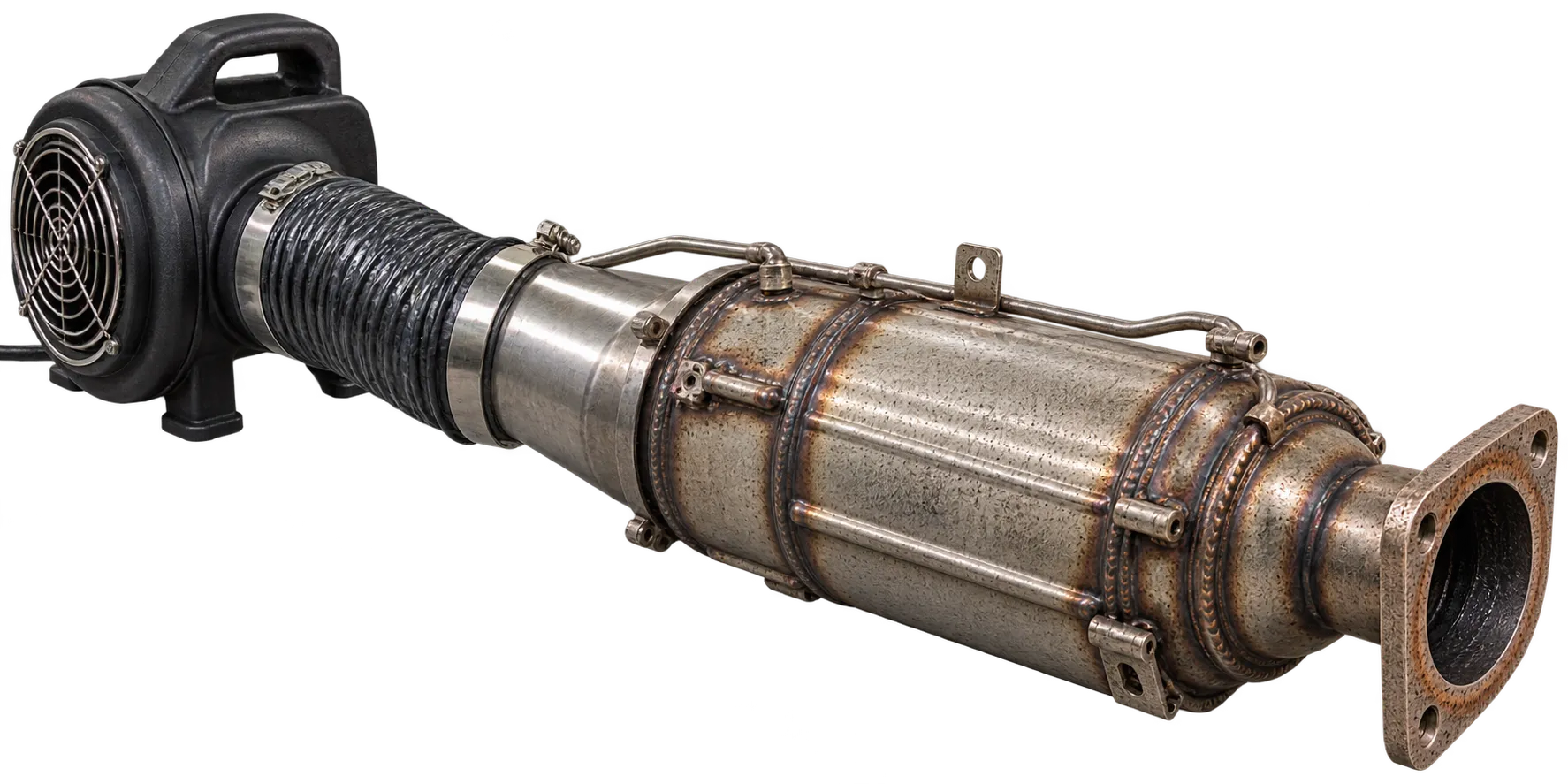 Dieselpartikelfilter wird mit einem Gebläse über einen Schlauch ausgeblasen
